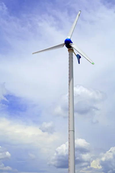 Větrné turbíny v modré obloze — Stock fotografie