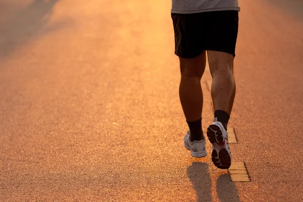 Fötter för runner i kvällsljus — Stockfoto