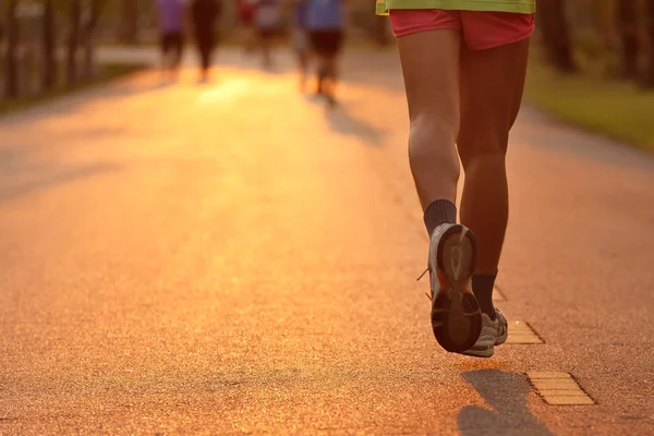 Voeten voor runner in Avondlicht — Stockfoto