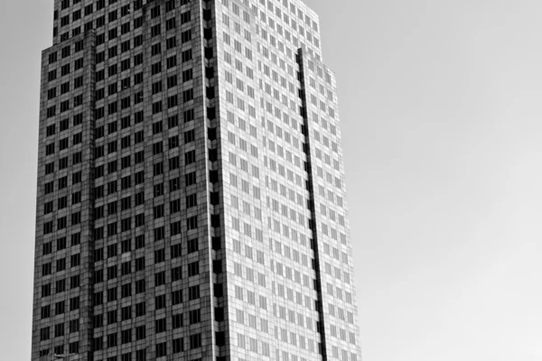 Immeuble de bureaux en noir et blanc — Photo