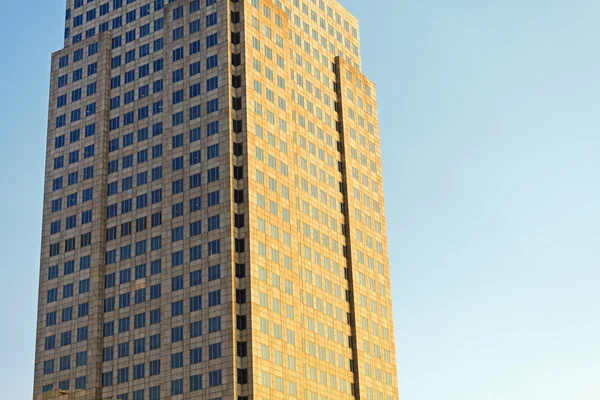 Wysoki budynek w złoty światło słoneczne — Zdjęcie stockowe