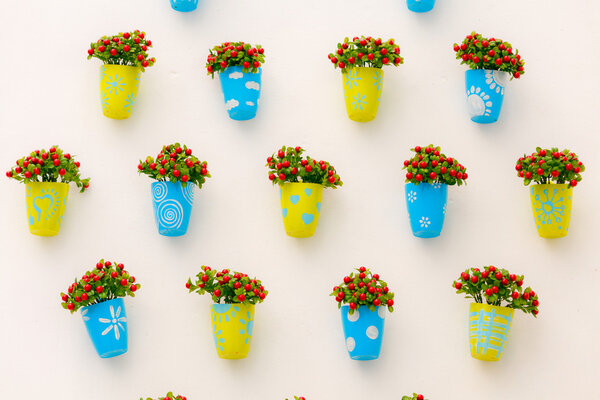 Цветные фальшивые цветы на стене
