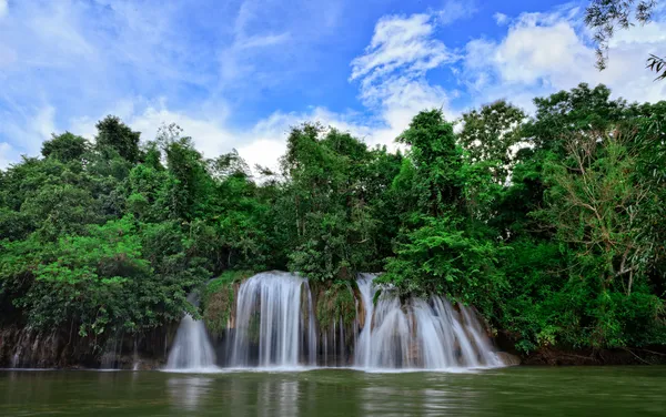 Vízesés a trópusi erdő — Stock Fotó