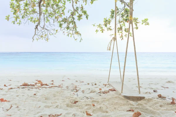 Holzschaukel am Strand — Stockfoto