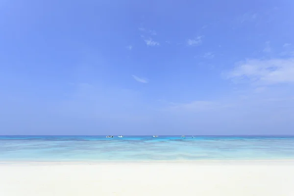 Blue sky and white sand beach — Stock Photo, Image