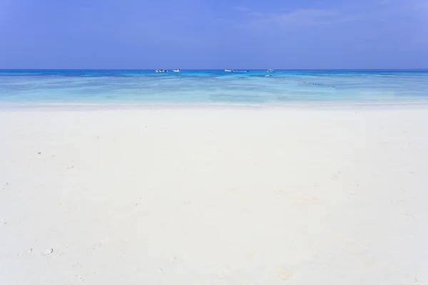 Mavi gökyüzü ve beyaz kum plaj — Stok fotoğraf