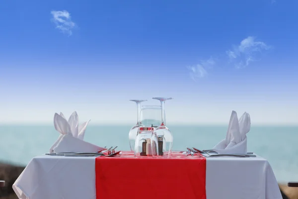 Mesa de jantar no céu azul — Fotografia de Stock