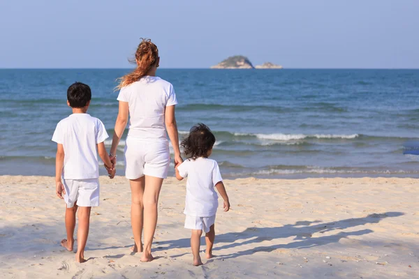 Asian family on beach — Stock Photo, Image