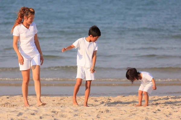 Asian family on beach — Stock Photo, Image