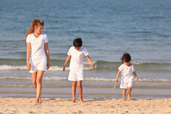 Asian family on beach — Stock Photo, Image