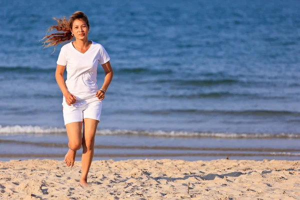 亚洲女人在海滩上运行 — 图库照片