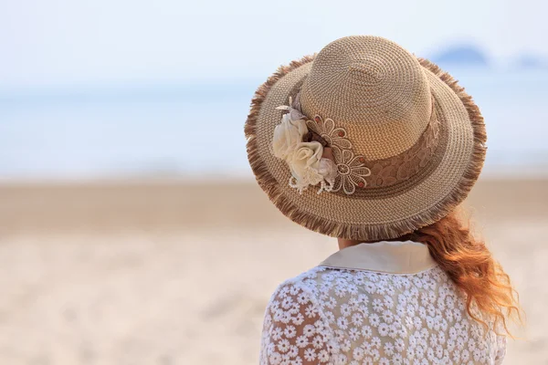 Kvinnan tittar in i havet — Stockfoto