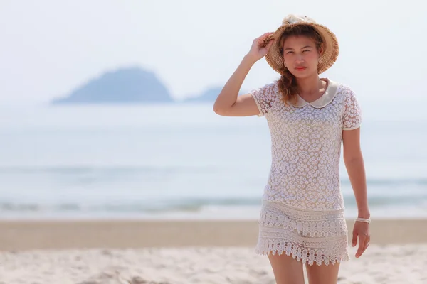 Donna in cappello sulla spiaggia — Foto Stock