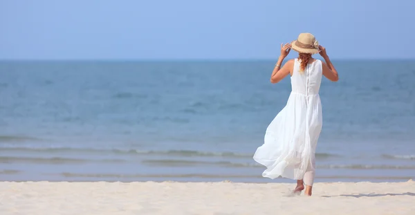 Nainen rannalla. — kuvapankkivalokuva