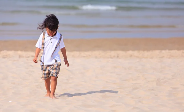 Νέοι asain αγόρι στην παραλία — Φωτογραφία Αρχείου