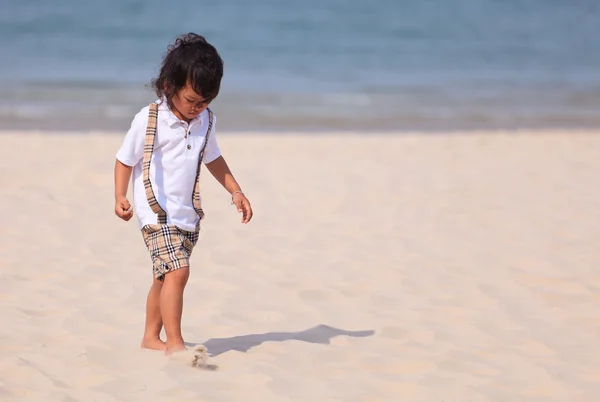 Giovane ragazzo Asain sulla spiaggia — Foto Stock