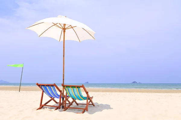 Cadeiras de praia e guarda-chuva branco — Fotografia de Stock