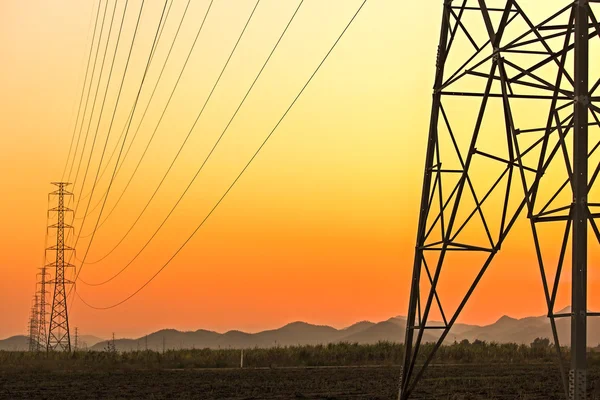 Pilar elétrico na luz do pôr do sol — Fotografia de Stock