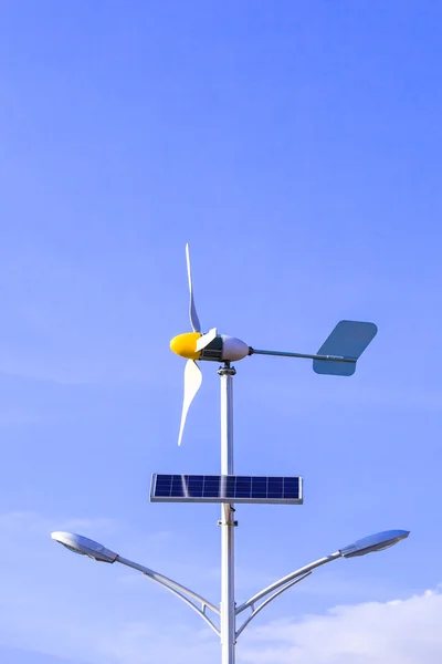 Celda solar y turbina eólica —  Fotos de Stock