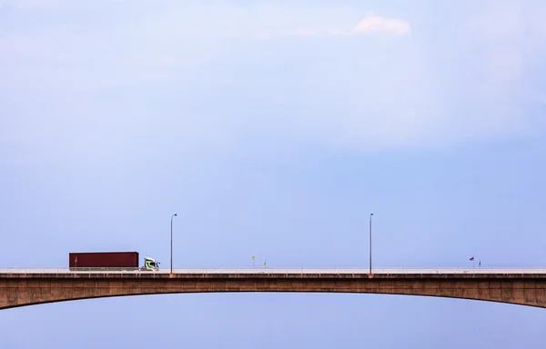 Yüksek köprüsü üzerinde kamyon — Stok fotoğraf