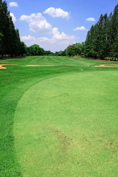 Campo de golfe e céu azul — Fotografia de Stock