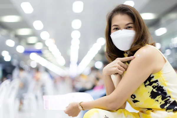 Mulher Asiática Usando Máscara Protetora Higiene Facial Pose Feliz Para — Fotografia de Stock