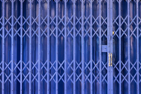 蓝色金属制可折叠门 铁制超强 难以摧毁入口以保护场所 — 图库照片
