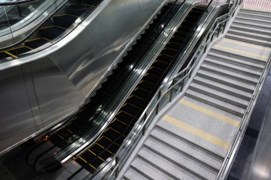 Elektrikli yürüyen merdivenler ve metro istasyonunda normal merdivenler. Alışveriş merkezinde, alışveriş merkezinde, plazada, havaalanı terminalinde ya da metroda kolay ve kullanışlı bir yürüyüş yolu.
