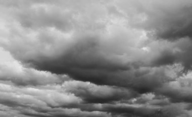 Arkaplan ya da arkaplan için yağmurlu günlerin gökyüzündeki kara bulutların deseni.