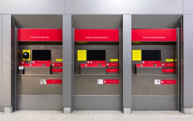 Otomatik yolcu kartı satışları için metro istasyonu sisteminde dokunmatik ekranları olan bir dizi bilet ve değer otomatları ekle.