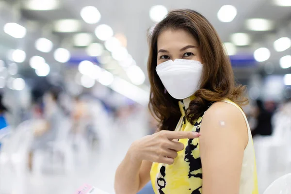 Mulher Asiática Usando Máscara Protetora Higiene Facial Pose Feliz Para — Fotografia de Stock