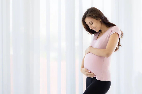 Jovem Feliz Bela Mulher Grávida Toque Tenra Barriga Com Amor Fotografia De Stock