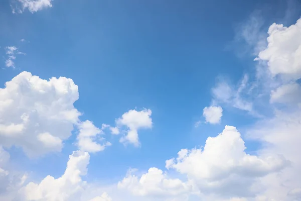 Jasny Dzień Czyste Świeże Błękitne Niebo Białymi Miękkimi Chmurami Świetle — Zdjęcie stockowe