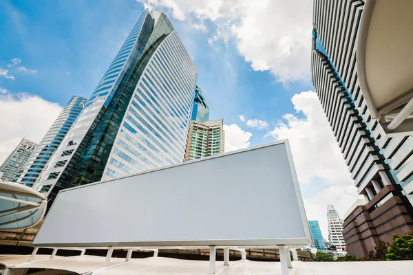 Leere Weiße Werbetafel Mit Modernen City Business Center Gebäuden Hintergrund — Stockfoto