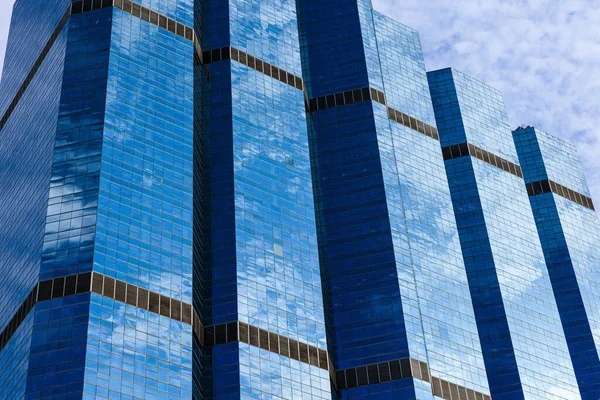 Mavi Gökyüzü Bulutlar Şehir Merkezindeki Ofis Binalarının Camlarına Parlak Güneşli — Stok fotoğraf