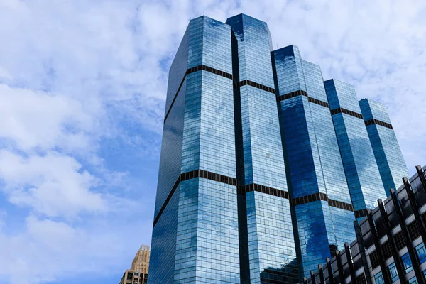 Blauwe Lucht Wolken Weerspiegeld Het Glas Van Kantoorgebouwen Het Centrum — Stockfoto