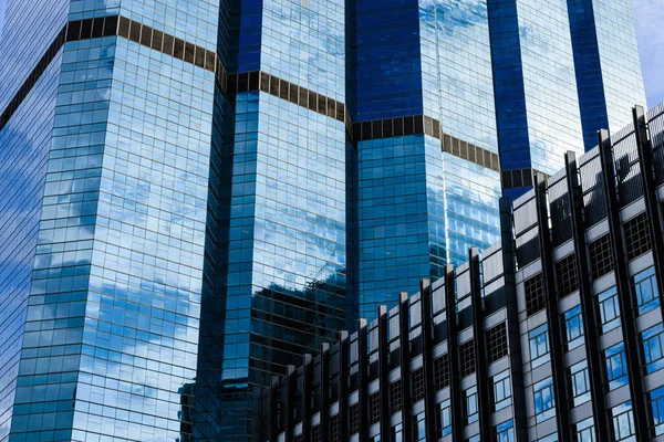 Ciel Bleu Nuages Réfléchis Sur Verre Des Immeubles Affaires Bureau — Photo