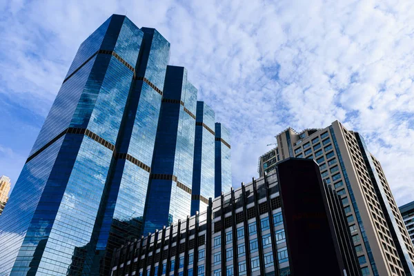 Blauwe Lucht Wolken Weerspiegeld Het Glas Van Kantoorgebouwen Het Centrum — Stockfoto