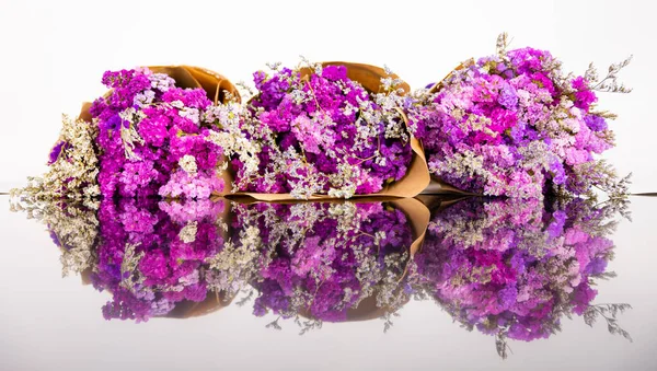 Close Tiro Flores Pequenas Violetas Coloridas Dispostas Três Buquês Flores — Fotografia de Stock