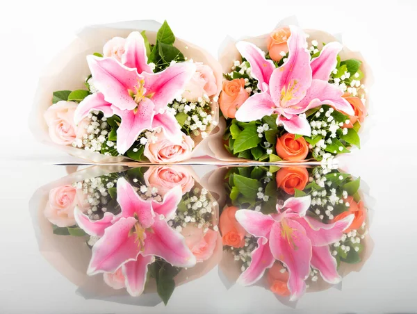 Bukett Med Vackra Arrangemang Färska Blommor Rosor Lilja Gröna Blad — Stockfoto