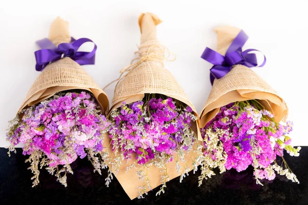 Close Tiro Flores Pequenas Violetas Coloridas Dispostas Buquês Grupo Flores — Fotografia de Stock