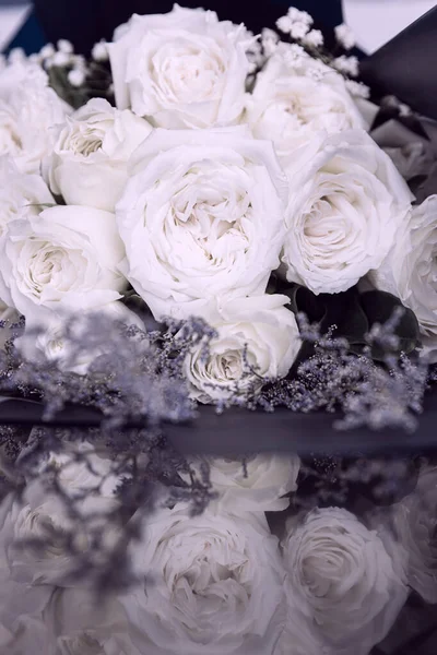 一束美丽的大花和一束豪华的白玫瑰排列在一起 在地板上倒影 — 图库照片