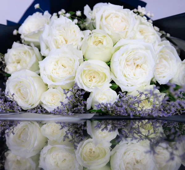 Krásné Velké Luxusní Kytice Bílých Růží Uspořádány Svazku Odrazem Podlaze — Stock fotografie