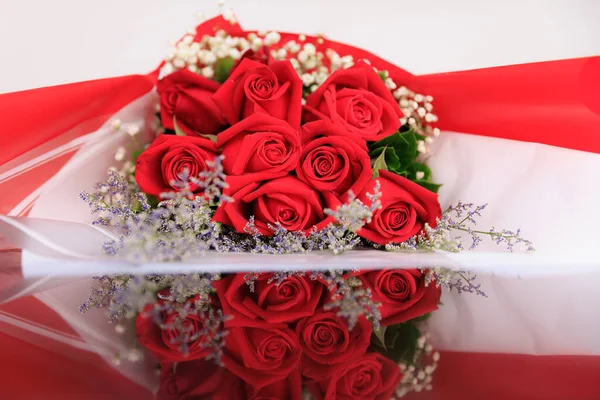 Grand Bouquet Élégance Luxe Fait Roses Rouges Avec Réflexion Sur — Photo