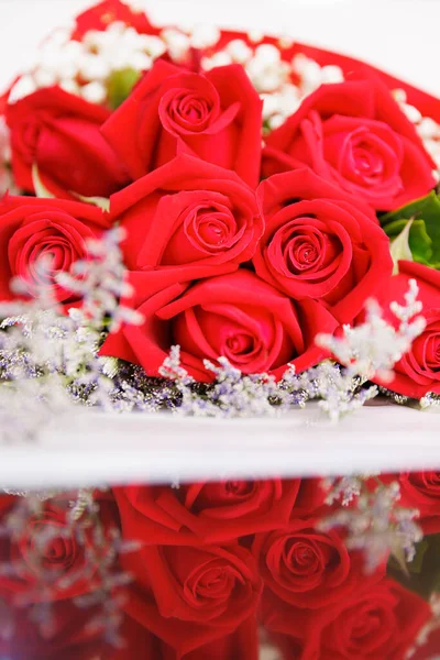 床に反射して赤いバラで作られた大きな 優雅さと豪華な花束 — ストック写真
