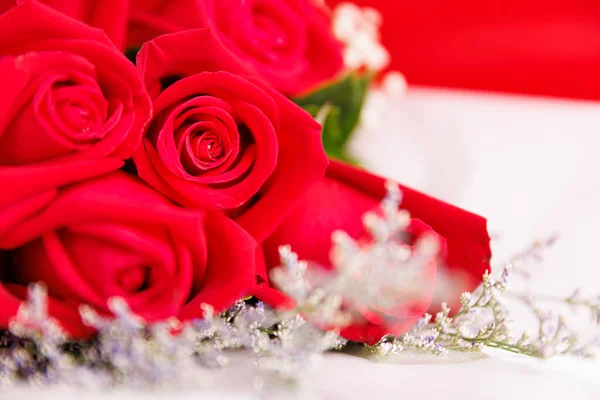 一朵由红玫瑰做成的又大又雅致的豪华花束 漂亮的布置色彩艳丽 近距离拍摄 — 图库照片