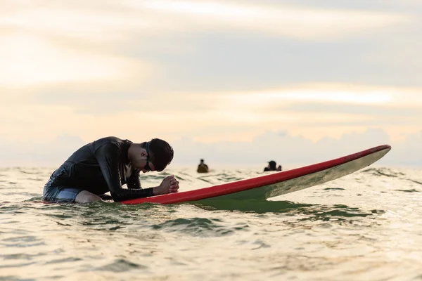 Young Boy Teenager Surfboarder Bows His Head Exhaustion Tired Disappointment — Stock Fotó