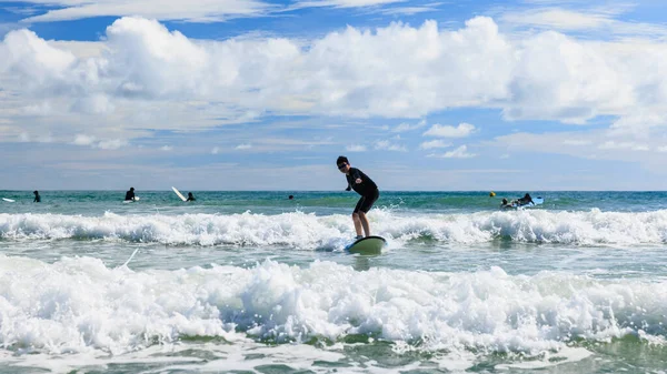 Jovem Primeiro Sucesso Fica Tabuleiro Macio Enquanto Pratica Surf Uma — Fotografia de Stock