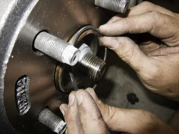 Mechanic hands fixing car — Stock Photo, Image