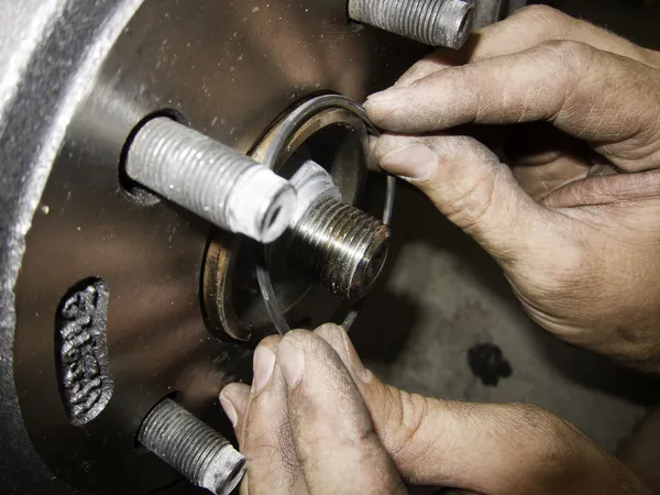 Mechanic handen vaststelling auto Rechtenvrije Stockafbeeldingen